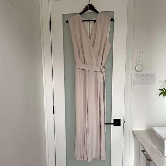 le chateau Pants - Sleeveless V-Neck Belted Jumpsuit in Light Blush
